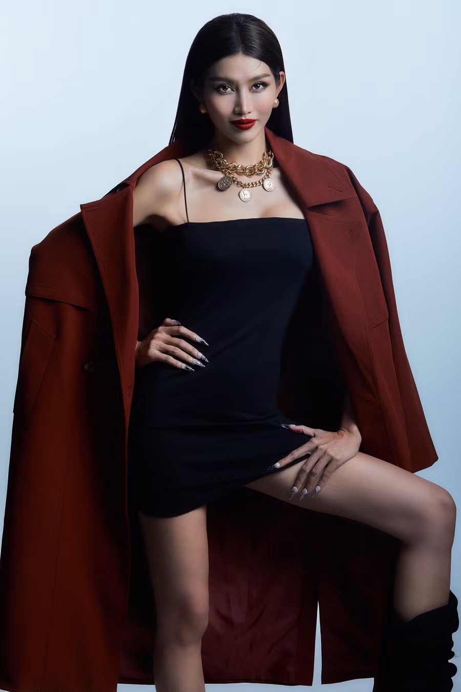 Bên cạnh đó, nàng Á hậu không ngại “đối đầu” các vị HLV còn lại để chiêu mộ nhân tài, dùng những chiến thuật đưa thí sinh yêu thích về đội.