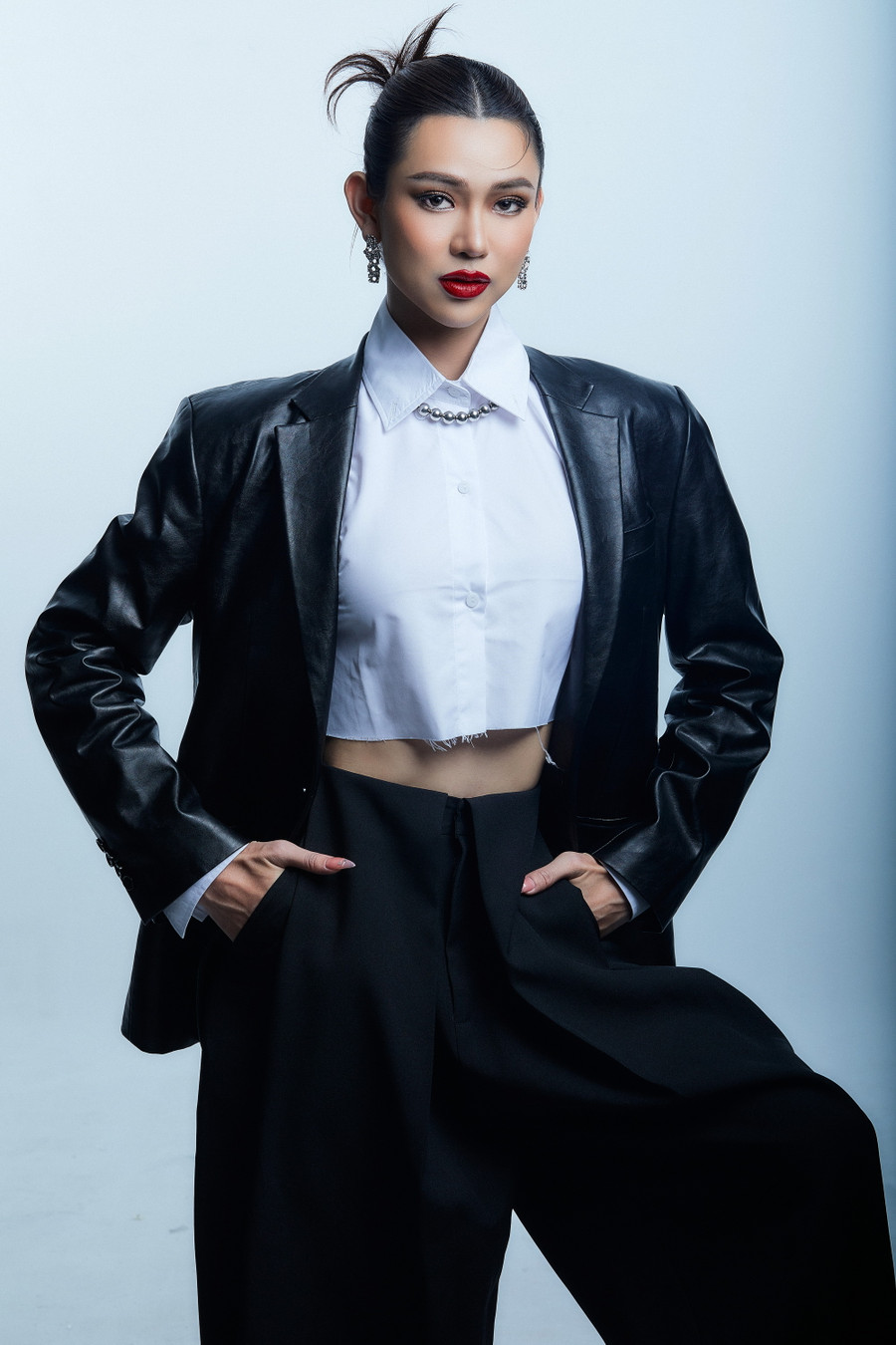 Người đẹp được khen ngợi về sắc vóc cũng như sự thông minh khi tự tin trả lời những câu hỏi của giám khảo.