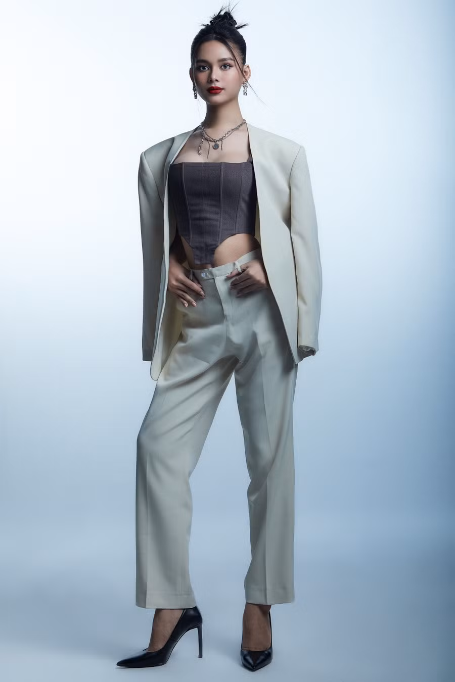 Trần Quân là thí sinh mang vẻ đẹp trong sáng đến từ Châu Đốc - An Giang. Để đến với chương trình, cô chia sẻ đã vượt ra rất nhiều rào cản từ cuộc sống.