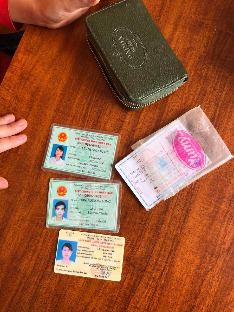 Nhiều giấy tờ có giá trị trong chiếc ví rơi Nhiều giấy tờ có giá trị trong chiếc ví rơi