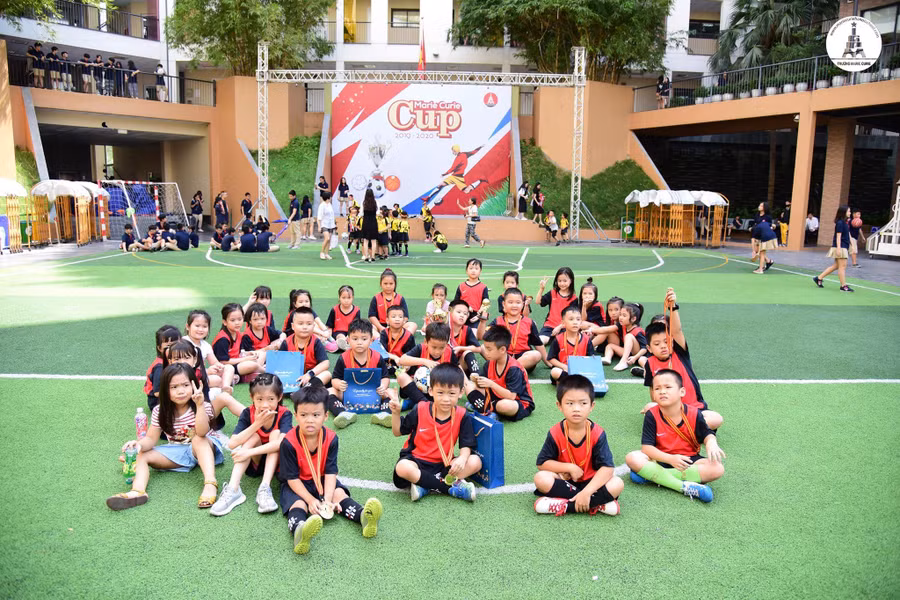 Học sinh lớp 1M1 ăn mừng chiến thắng