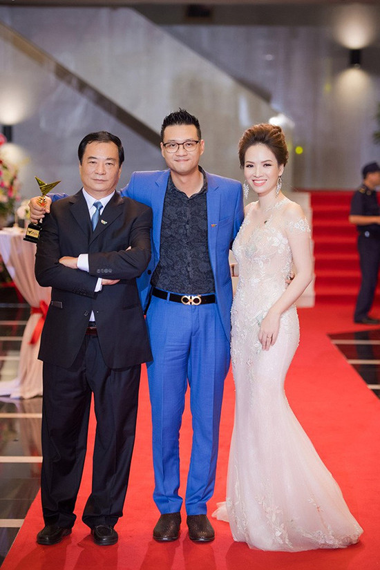 NSND Khải Hưng và vợ chồng con trai Khải Anh tại VTV Awards 2017. NSND Khải Hưng và vợ chồng con trai Khải Anh tại VTV Awards 2017.