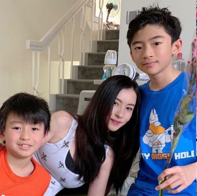 Trương Bá Chi ngất xỉu giữa sân bay vì kiệt sức ảnh 1 Trương Bá Chi ngất xỉu giữa sân bay vì kiệt sức