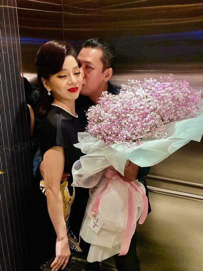 Lần hiếm hoi Lệ Quyên đăng ảnh tình cảm bên chồng ảnh 2 Lan hiem hoi Le Quyen dang anh tinh cam ben chong hinh anh 3