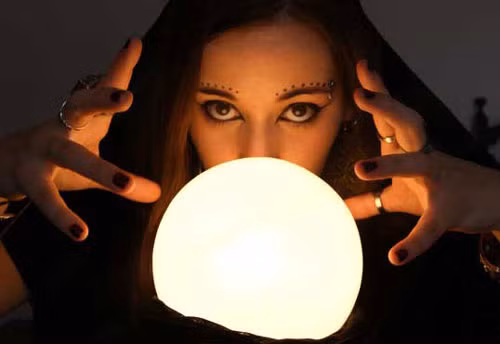 Một trò chơi / mê tín dị đoan được hưởng ứng trong đầu những năm 1900 liên quan đến vỏ quả óc chó. Mọi người sẽ viết các tài sản bằng sữa trên giấy trắng. Sau đó giấy được gấp lại và đặt trong vỏ quả óc chó. Khi vỏ được làm nóng, sữa sẽ chuyển màu nâu do đó những dòng chữ sẽ xuất hiện trên những tờ giấy trắng. Mọi người cũng sẽ đóng vai thầy bói. Để chơi trò này, biểu tượng được cắt ra giấy và đặt trên một đĩa. Một người nào đó sẽ nhập vào một phòng tối và được lệnh đặt bàn tay của mình trên một tảng băng, sau đó đặt nó trên đĩa. "Tài sản" của cô sẽ dính vào tay. Biểu tượng giấy bao gồm: ký hiệu đô la, sự giàu có, nút, độc thân, thimble-spinsterhood, kẹp áo nghèo, gạo, đám cưới, dù cuộc hành trình, rắc rối, 4 lá cỏ ba lá may mắn, tài sản, hôn nhân sớm và nổi tiếng.