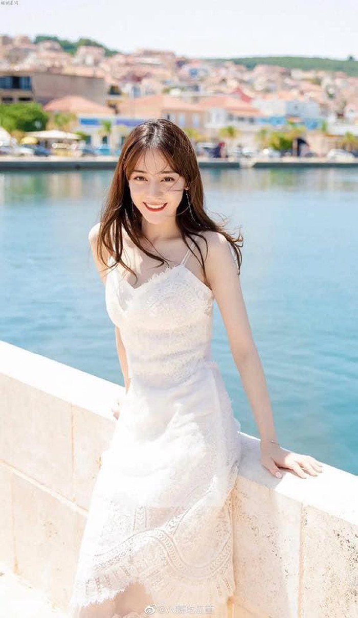 Loạt ảnh xinh đẹp từ nhỏ của Địch Lệ Nhiệt Ba ảnh 10 Loạt ảnh xinh đẹp từ nhỏ của Địch Lệ Nhiệt Ba ảnh 10