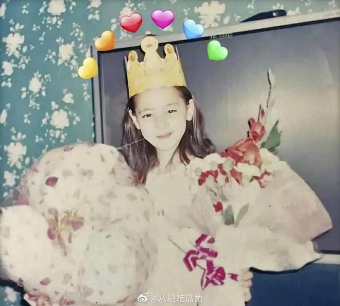 Loạt ảnh xinh đẹp từ nhỏ của Địch Lệ Nhiệt Ba ảnh 3 Loạt ảnh xinh đẹp từ nhỏ của Địch Lệ Nhiệt Ba ảnh 3