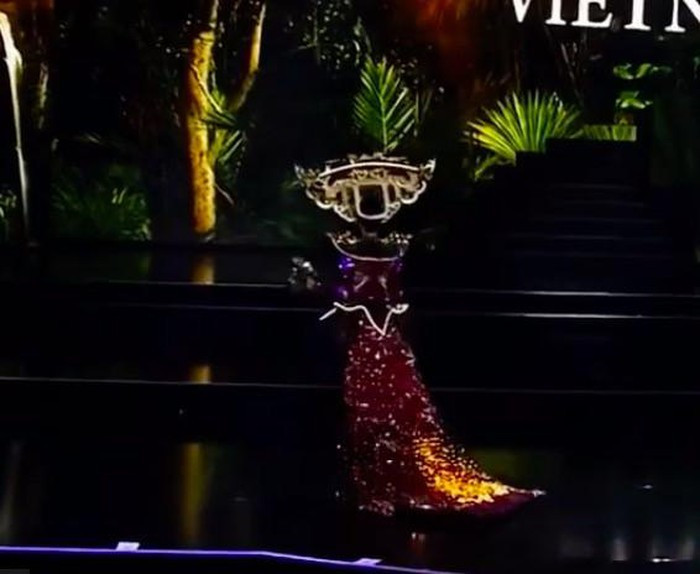 Trang phục gắn 2.000 bóng đèn của Kiều Loan không sáng trên sân khấu ảnh 2