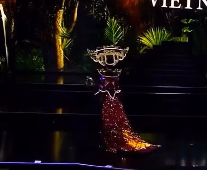 Trang phục gắn 2.000 bóng đèn của Kiều Loan không sáng trên sân khấu ảnh 2