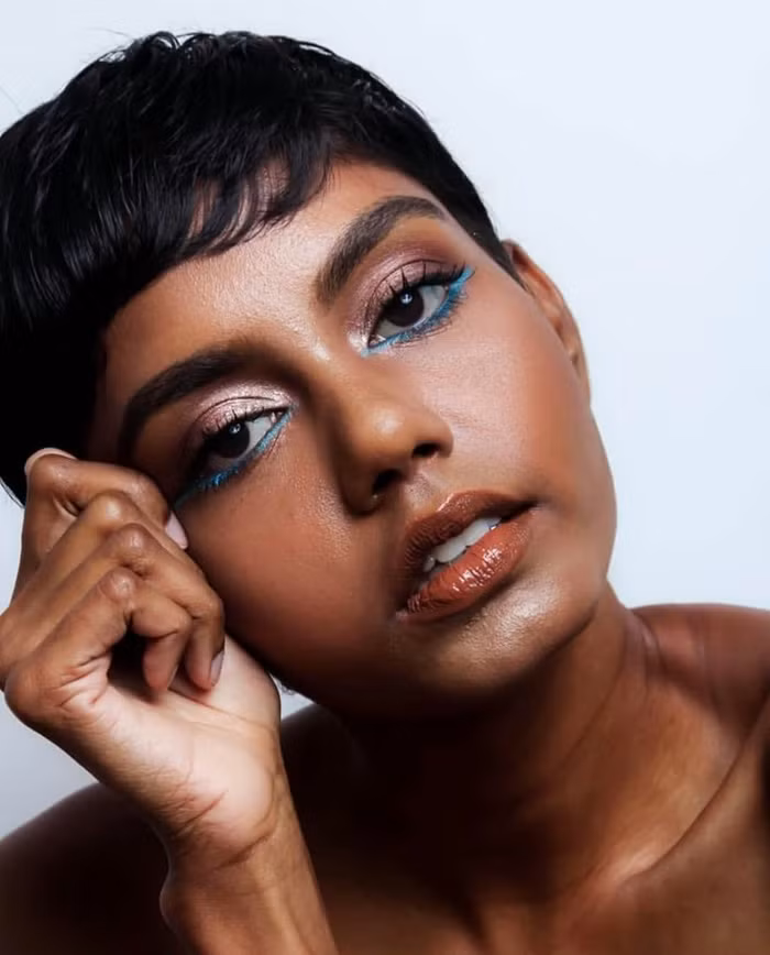 Và trên hết là ngoại hình “lệch chuẩn”, không mang nét đặc trưng của người châu Á.