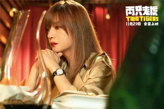 Triệu Vy lộ vẻ già nua tại sân bay, nổi giận mắng người hâm mộ vì đã quấy rầy ảnh 6