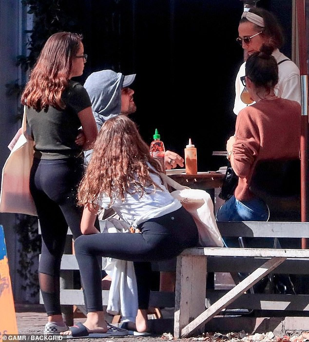 leonardo dicaprio "phát tướng" rõ rệt, một mình ra phố ăn trưa ở mỹ hình 4 leonardo dicaprio "phat tuong" ro ret, mot minh ra pho an trua o my hinh 4