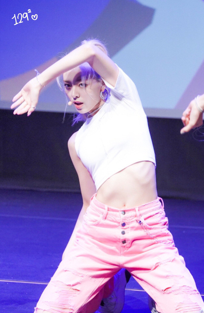 Nữ thần tượng Kpop 15 tuổi gây sốc khi gầy đến mức để lộ xương sườn lúc biểu diễn - Ảnh 2.