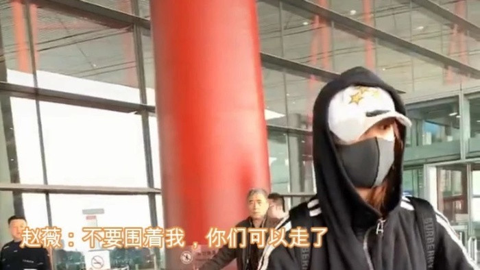 Triệu Vy lộ vẻ già nua tại sân bay, nổi giận mắng người hâm mộ vì đã quấy rầy ảnh 4