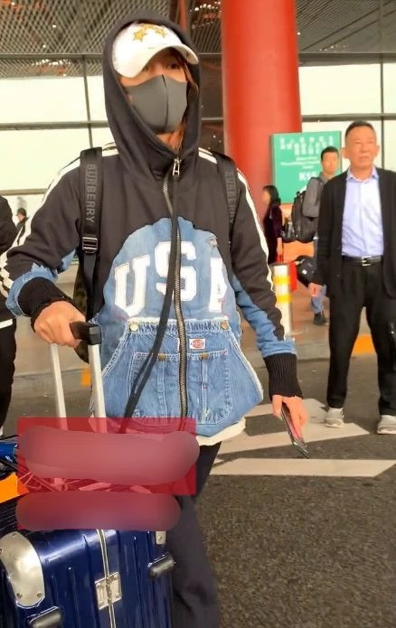 Triệu Vy lộ vẻ già nua tại sân bay, nổi giận mắng người hâm mộ vì đã quấy rầy ảnh 2