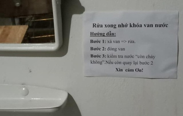 In hẳn bảng hướng dẫn tỉ mỉ từng bước một cách làm sạch nhà vệ sinh sau khi dùng.