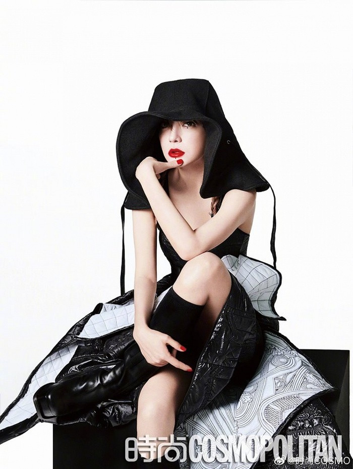 Triệu Vy lộ vẻ già nua tại sân bay, nổi giận mắng người hâm mộ vì đã quấy rầy ảnh 3