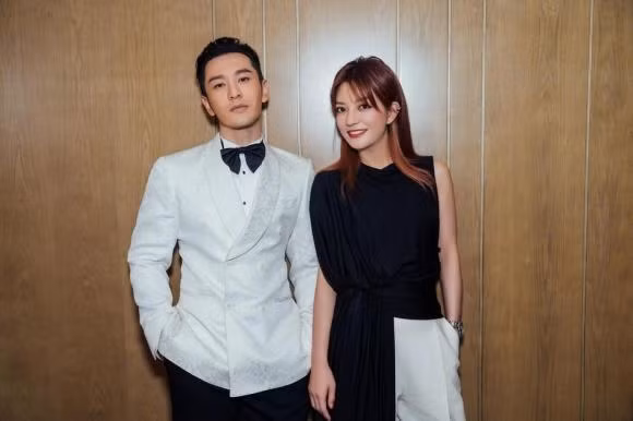 Thế mà mới đây, tại một sự kiện LHP thay vì “tay trong tay” cùng vợ, anh lại sánh đôi cùng Triệu Vy, đã thế còn mặc đồ “đôi” cùng nhau