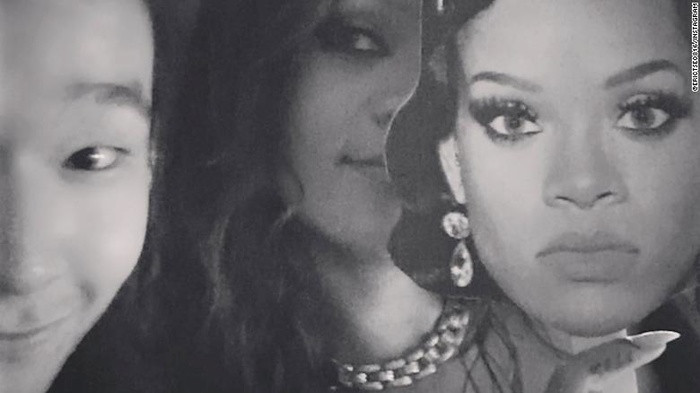 Chàng trai 24 tuổi trở thành tỷ phú chỉ sau một đêm, giàu hơn cả Tổng thống Donald Trump ảnh 1 Tỷ phú Eric Tse trong bức ảnh chụp với ca sĩ Rihanna tháng 9/2017. Ảnh: CNN