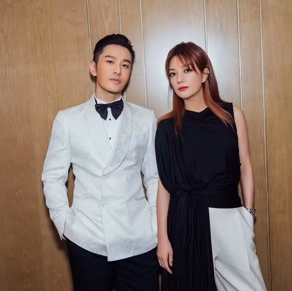 Triệu Vy với trang phục đen -trắng thanh lịch thì Huỳnh Hiểu Minh cũng trong bộ suit với tông màu tương tự