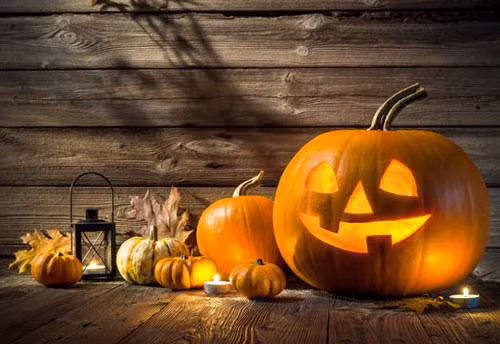 . Phụ nữ chưa lập gia đình đã nói rằng nếu họ ngồi trong phòng tối và nhìn vào gương vào đêm Halloween, khuôn mặt người chồng tương lai của họ sẽ xuất hiện trong gương. Tuy nhiên, nếu họ chết trước khi kết hôn, một hộp sọ sẽ xuất hiện. Hình thức đó xuất hiện nhiều trên các thiệp chúc mừng từ cuối thế kỷ 19 và đầu thế kỷ 20