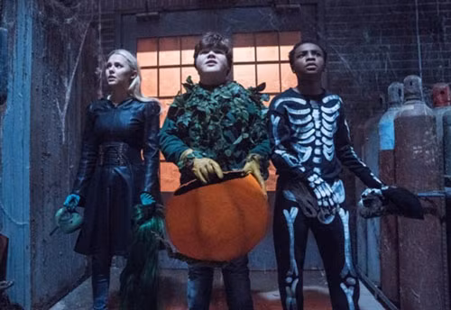 Kể câu chuyện ma và xem phim kinh dị Halloween. Tập phim của series truyền hình và đặc biệt theo chủ đề Halloween (đặc biệt thường dành cho trẻ em) thường được phát sóng vào ngày hoặc trước khi kỳ nghỉ, trong khi bộ phim kinh dị mới thường được phát hành rạp trước khi kỳ nghỉ để tận dụng lợi thế của không khí ngày lễ.