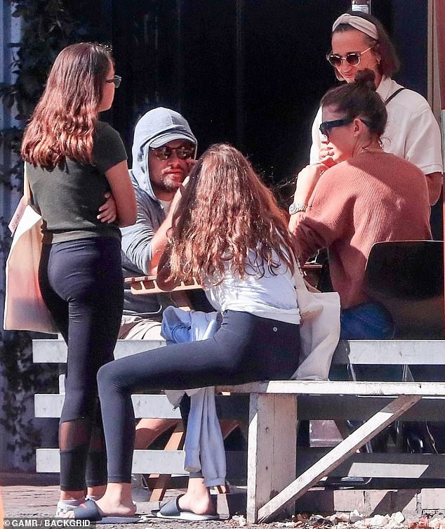 leonardo dicaprio "phát tướng" rõ rệt, một mình ra phố ăn trưa ở mỹ hình 3 leonardo dicaprio "phat tuong" ro ret, mot minh ra pho an trua o my hinh 3