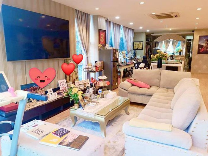 Phòng khách được thiết kế với gam màu sáng.