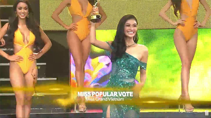 Kiều Loan khi được xướng tên là Thí sinh được yêu thích nhất.