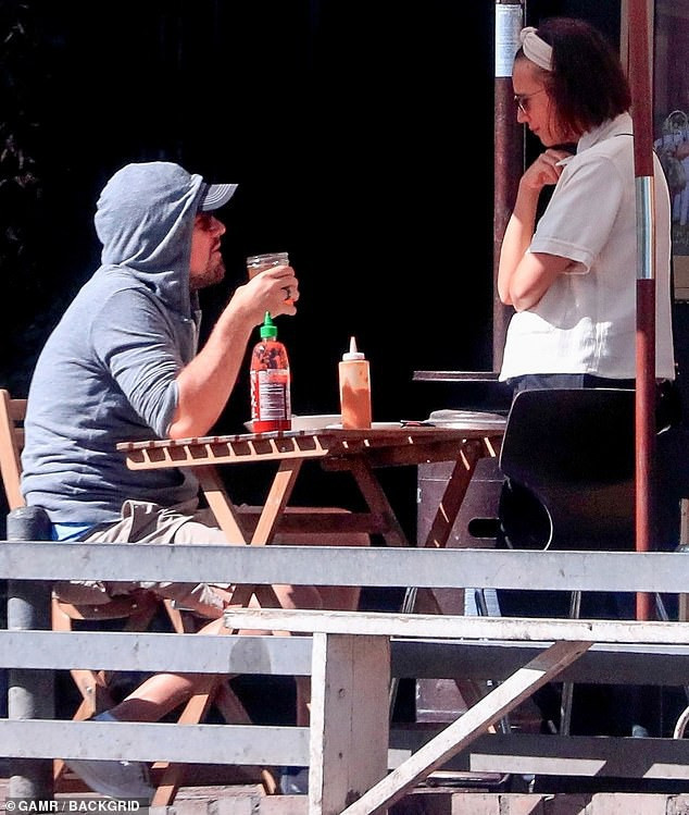 leonardo dicaprio "phát tướng" rõ rệt, một mình ra phố ăn trưa ở mỹ hình 2 leonardo dicaprio "phat tuong" ro ret, mot minh ra pho an trua o my hinh 2