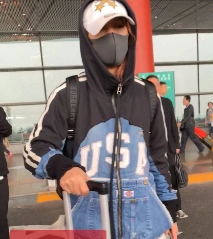 Bộ dạng trái ngược của Triệu Vy, khác xa khi cô xuất hiện trên tạp chí.