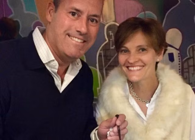 Vợ chồng ông Anton đã thông báo tặng viên ngọc có thể trị giá hàng nghìn USD cho nhà hàng.