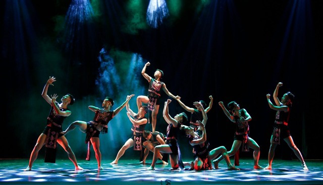 Bài biểu diễn của Nùng Văn Minh và nhóm múa Bài biểu diễn của Nùng Văn Minh và nhóm múa