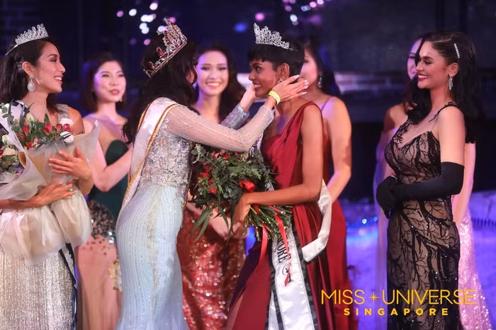 Khoảnh khắc&nbsp;Mohana Prabha&nbsp;nhận vương miện từ người tiền nhiệm.