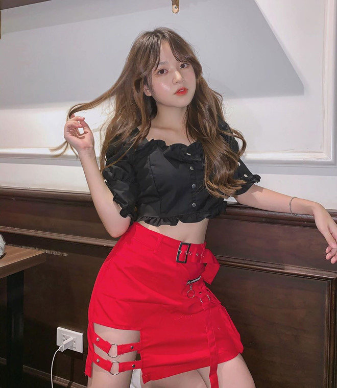 Những đồn đoán bắt đầu khi dân mạng nhìn thấy cả hai cùng xuất hiện và ngồi cạnh trong bữa tiệc sinh nhật một người bạn của nam cầu thủ qua đoạn livestream trên Facebook.