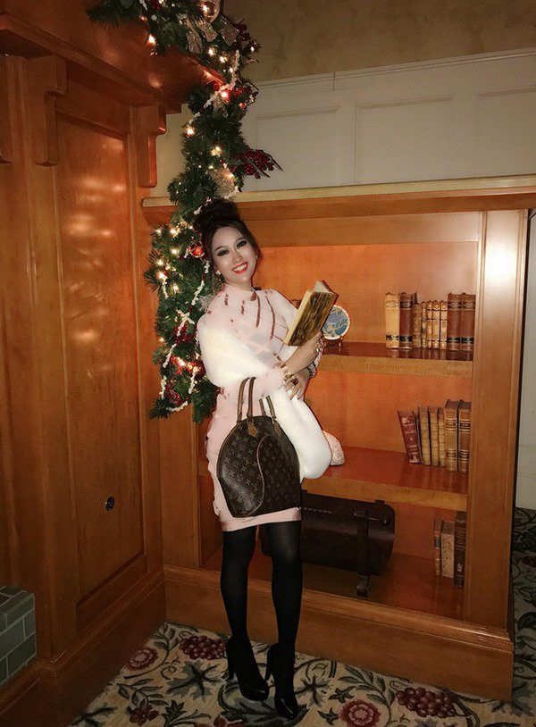 Diện bộ đồ sến sẩm, Phi Thanh Vân trông như người thế kỷ trước ảnh 4 Diện bộ đồ sến sẩm, Phi Thanh Vân trông như người thế kỷ trước đi lạc-3