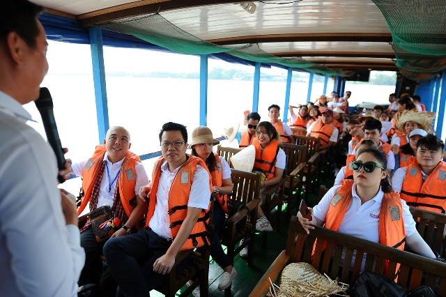 Trải nghiệm tour du lịch cộng đồng tại khu du lịch Cồn Phụng tỉnh Bến Tre. Trải nghiệm tour du lịch cộng đồng tại khu du lịch Cồn Phụng tỉnh Bến Tre.