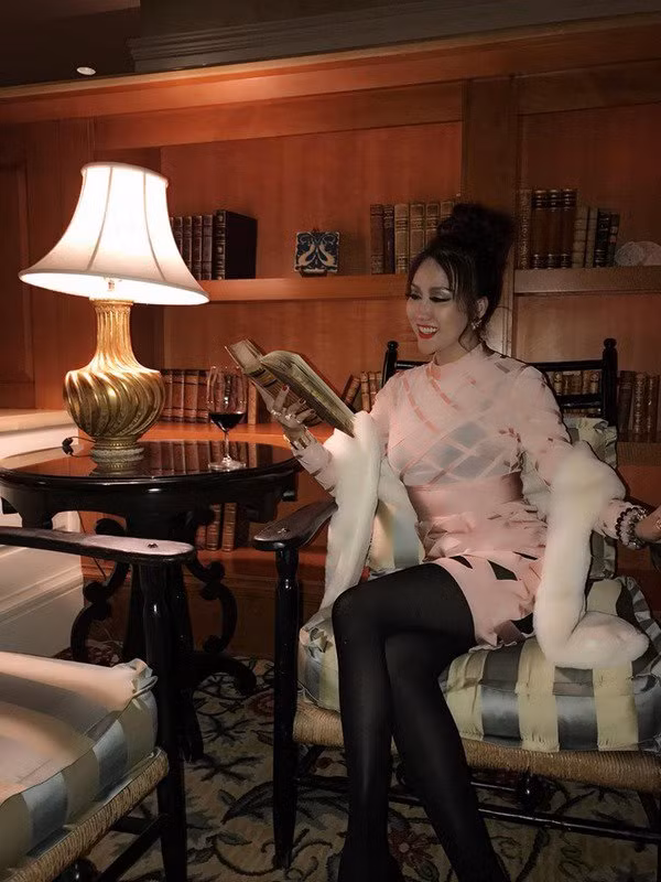 Diện bộ đồ sến sẩm, Phi Thanh Vân trông như người thế kỷ trước đi lạc-5