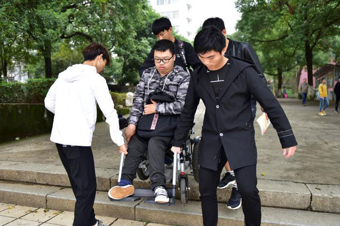 Li nói cậu cảm động trước sự giúp đỡ của các bạn và sẽ cố gắng học tập.