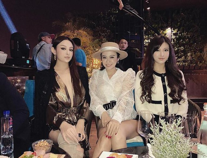 Chị em Huyền Baby đều có nhan sắc hack tuổi, phong cách sang chảnh ảnh 1