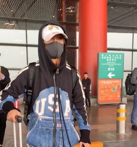 Triệu Vy lộ vẻ già nua tại sân bay, nổi giận mắng người hâm mộ vì đã quấy rầy ảnh 0