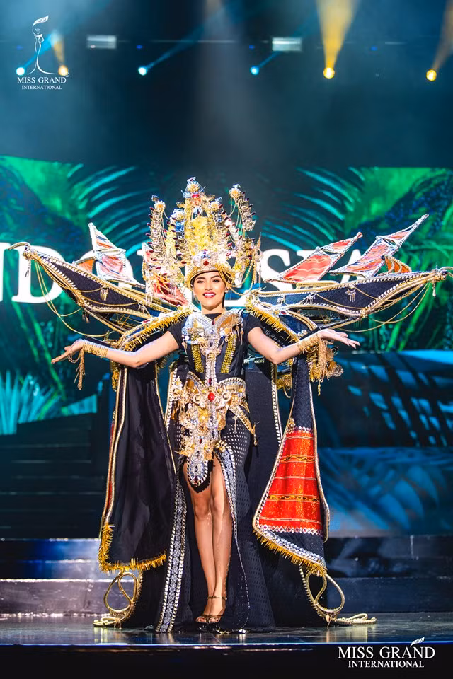 Top 10 quốc phục đẹp nhất Miss Grand International 2019, trong đó có thí sinh giống Mạc Văn Khoa-4