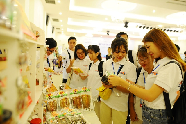 Các sản phẩm truyền thống tại các làng nghề luôn thu hút các bạn trẻ tìm hiểu, sáng tạo ra những ý tưởng khởi nghiệp của riêng mình. Các sản phẩm truyền thống tại các làng nghề luôn thu hút các bạn trẻ tìm hiểu, sáng tạo ra những ý tưởng khởi nghiệp của riêng mình.