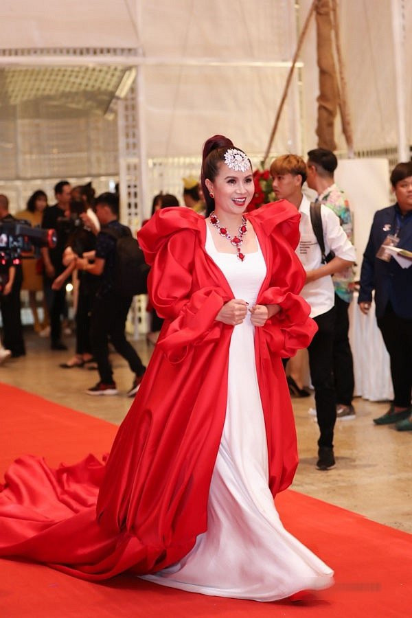 Diện bộ đồ sến sẩm, Phi Thanh Vân trông như người thế kỷ trước ảnh 7 Diện bộ đồ sến sẩm, Phi Thanh Vân trông như người thế kỷ trước đi lạc-7