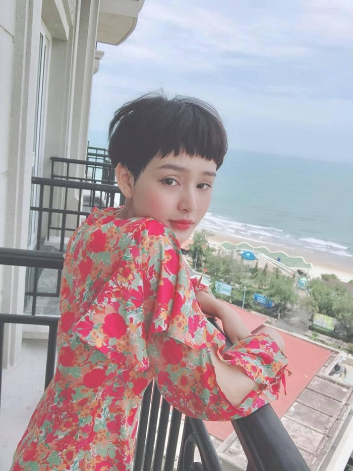 Nữ ca sĩ sinh năm 1997 hiện đang tập trung cho sự nghiệp ca hát.