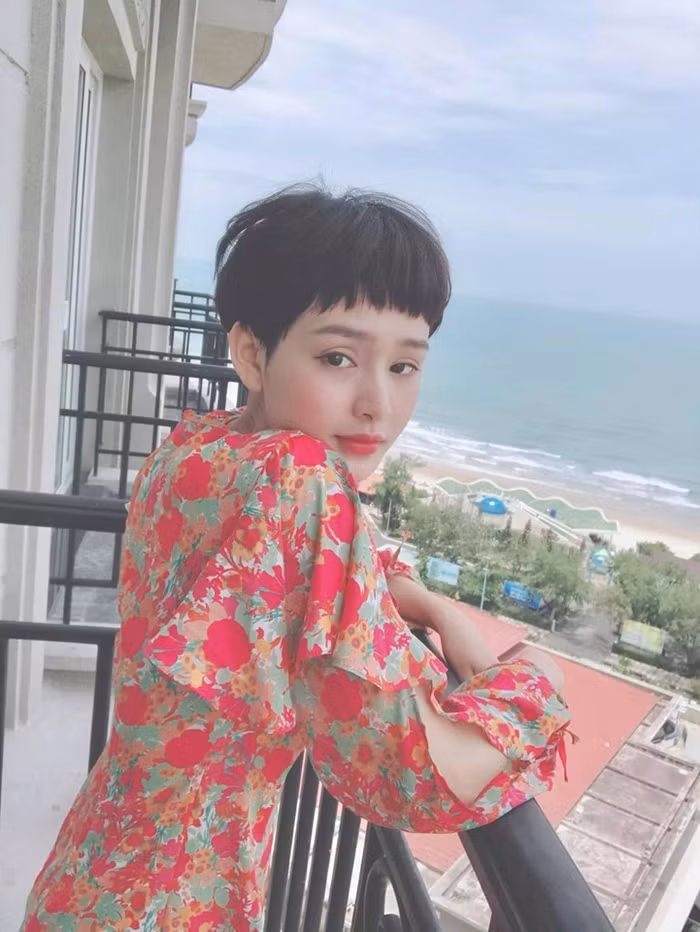 Nữ ca sĩ sinh năm 1997 hiện đang tập trung cho sự nghiệp ca hát.