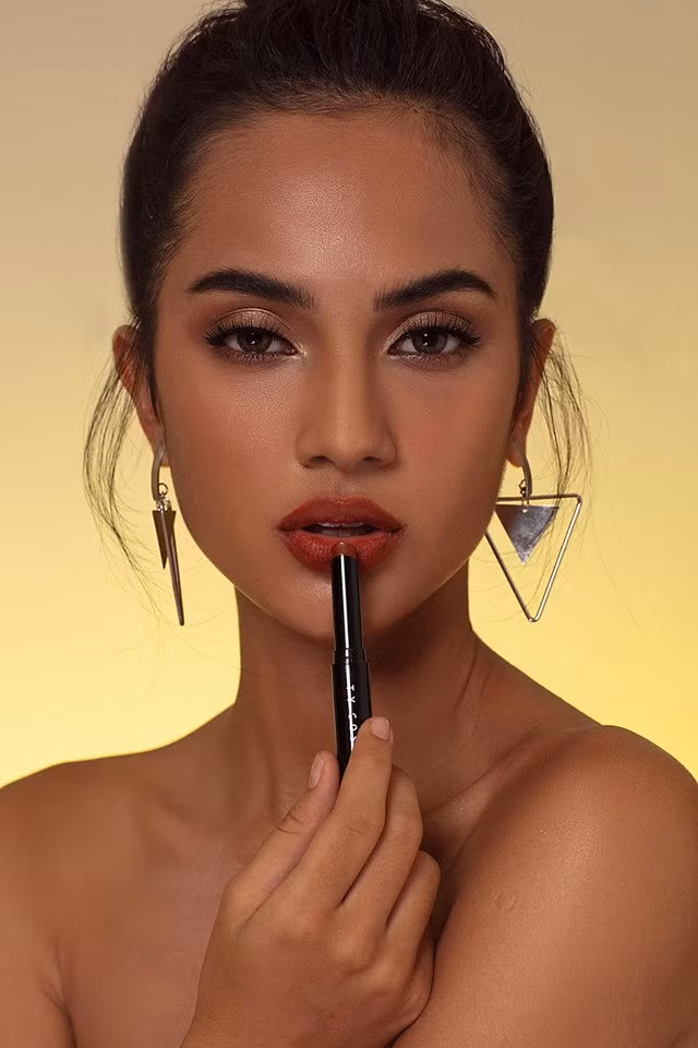 Hiện tại, Emma đang theo học tại trường đại học Quốc Tế ngành Quản trị kinh doanh.