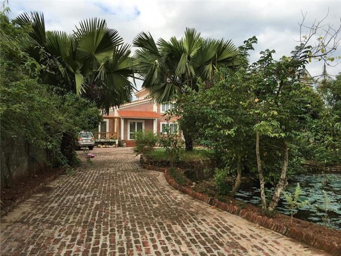 Vào cuối tuần, vợ chồng anh lại đưa các con về đây vui chơi, nghỉ dưỡng và trồng thực phẩm sạch.