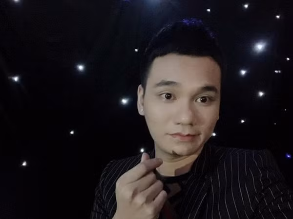 Khắc Việt có ngày cuối tuần vui vẻ: "Bắn tim cho một ngày chủ nhật thật đẹp nào mọi người". 