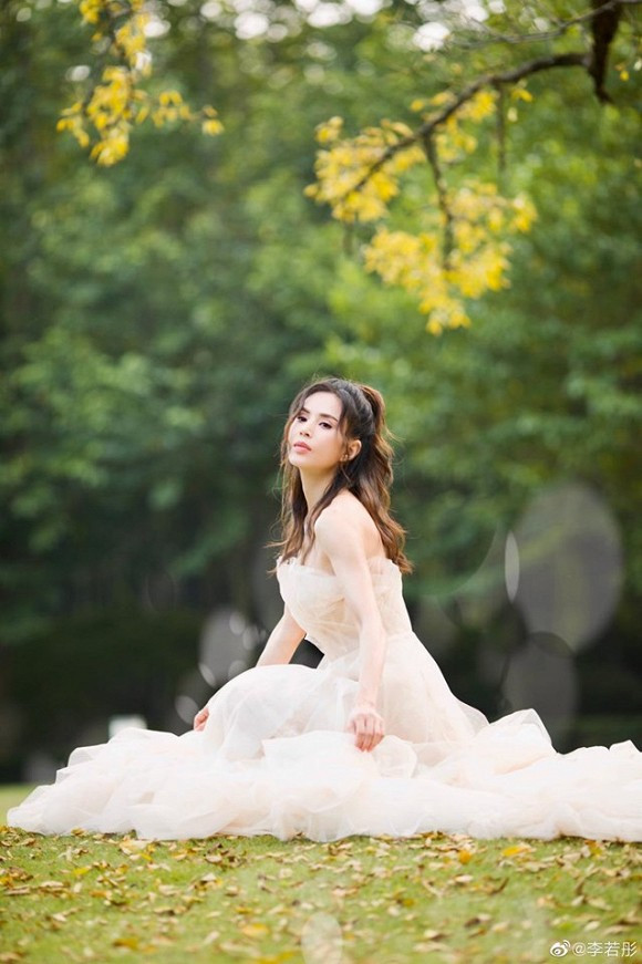 “Tiểu Long Nữ” Lý Nhược Đồng khoe khí chất thoát tục, đẹp không tì vết ảnh 6 Chúng ta dường như không thể tìm thấy bất kỳ dấu hiệu lão hóa nào trên gương mặt của Lý Nhược Đồng